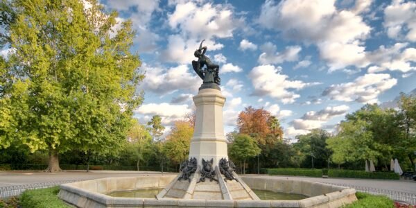 La Estatua del Ángel Caído en el Retiro: El Monumento Más Singular y Emotivo de Madrid
