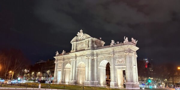 La Puerta de Alcalá: Memorias de Piedra en el Corazón de Madrid