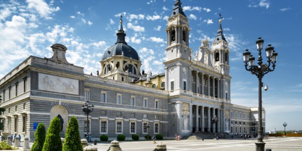 La Almudena, la catedral que se hizo esperar (y por fin llegó a tiempo)