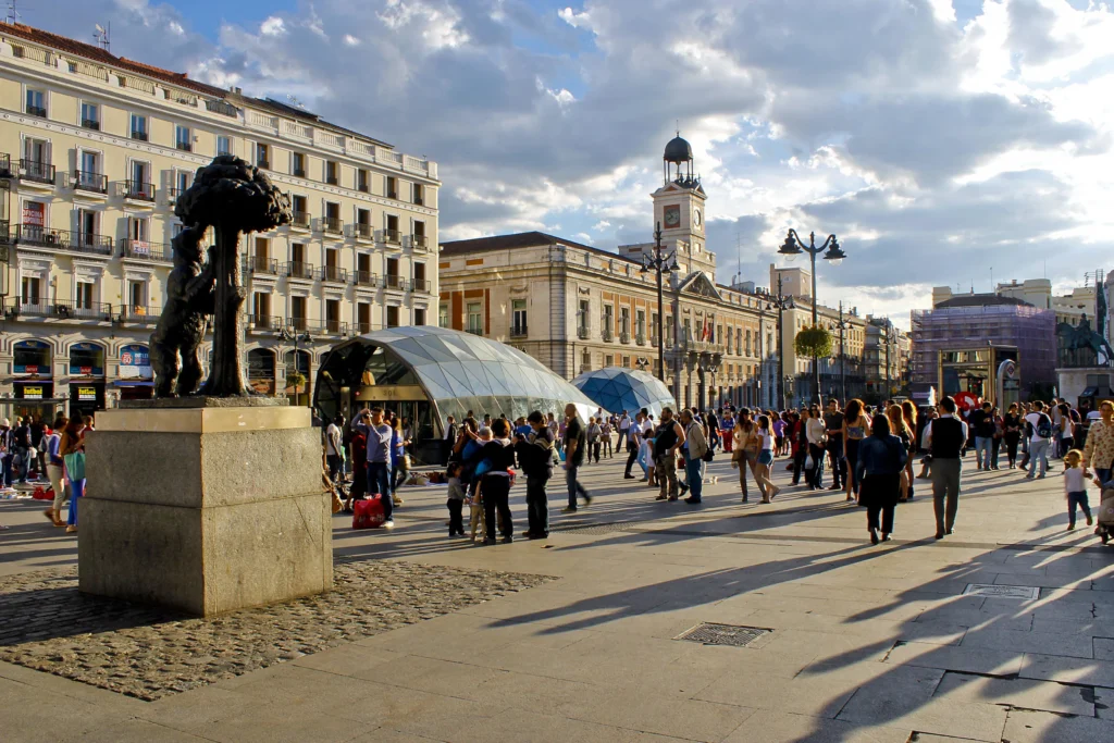 La Puerta del Sol y el Oso y el Madroño: El Corazón Latiente de Madrid (y es Gratis)