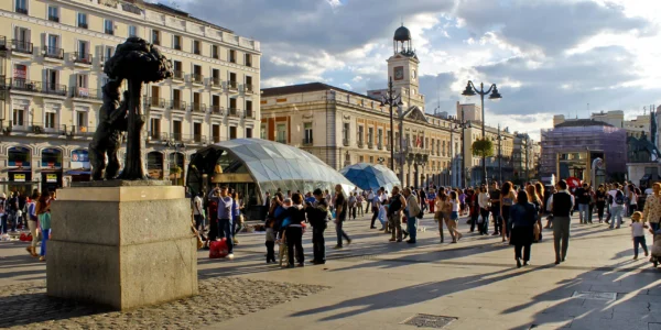 La Puerta del Sol y el Oso y el Madroño: El Corazón Latiente de Madrid (y es Gratis)