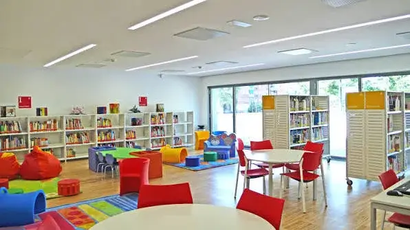 Biblioteca Ángel González en Latina